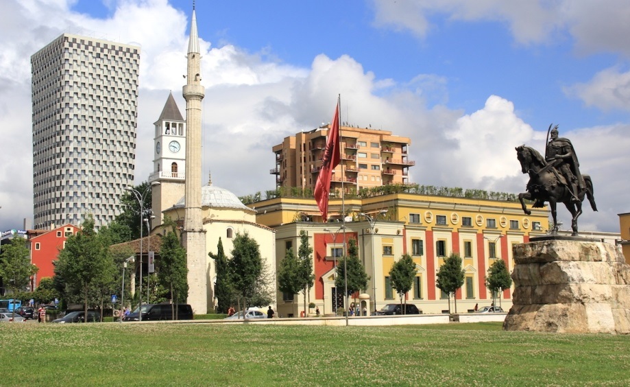 Liria ekonomike e Shqiperise bie per te tretin vit radhazi, humb 7 vende